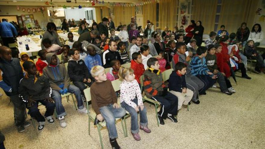 Los niños siguen con interés el espectáculo que se les ofreció en la merienda solidaria.