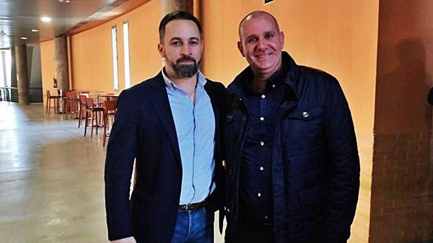 El alcalde de Roales, David García, junto a Santiago Abascal el pasado domingo.