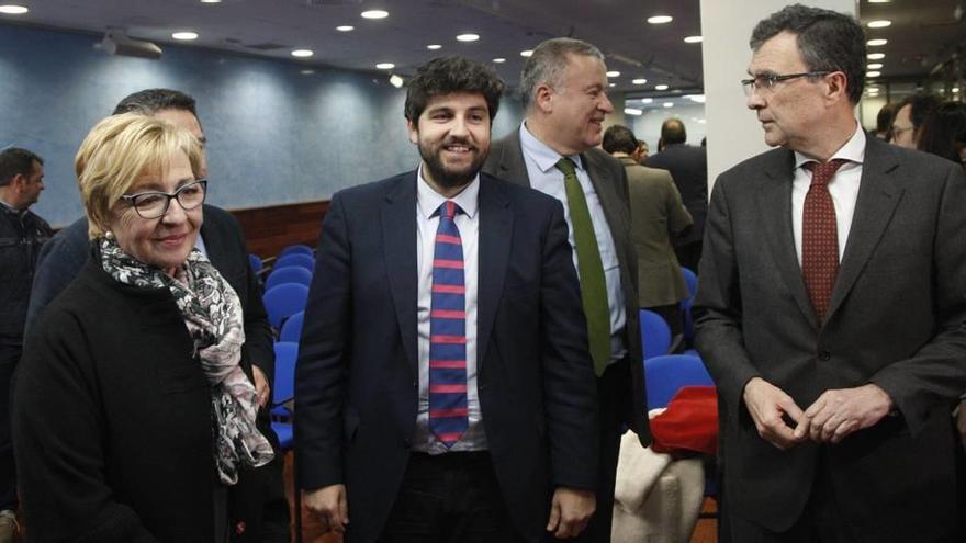 Fernando López Miras, junto a Maruja Pelegrín, Francisco Bernabé y José Ballesta, durante la reunión de la Junta Directiva del PP.