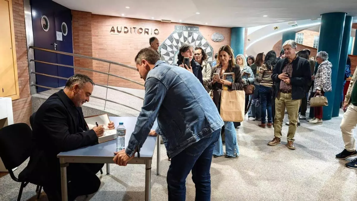 La lluvia obliga a trasladar la Feria del Libro de Mérida al Alcazaba y aplaza el concierto tributo a Manolo García