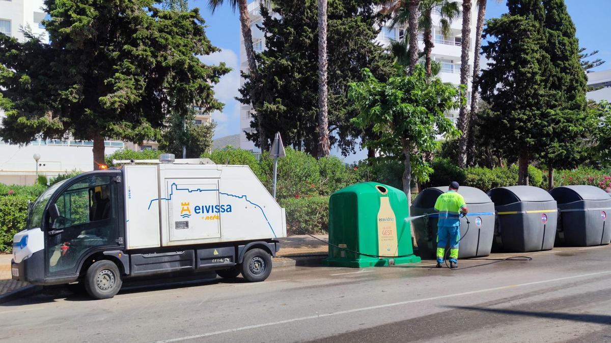 Limpieza de los contenedores de Ibiza