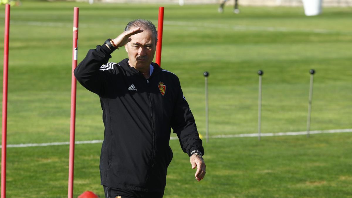 Juan Ignacio Martínez, durante un entrenamiento del Real Zaragoza, con un gesto muy característico.