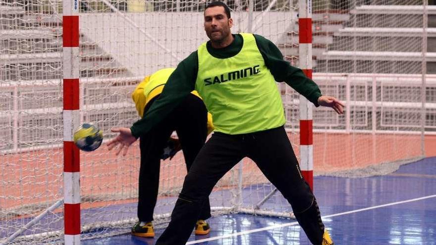 Javi Santana, durante un entrenamiento de esta temporada en el Municipal. // Rafa Vázquez