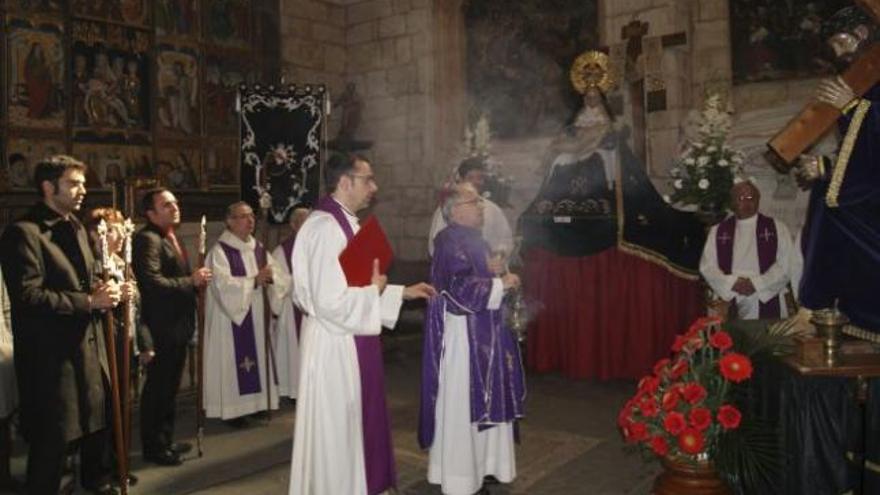 El obispo de Zamora durante la bendición de los pasos en la iglesia de El Perdigón.