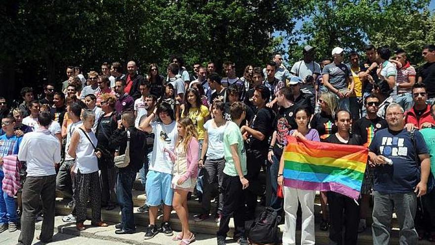 Concentración celebrada ayer en la alameda de Pontevedra por el crimen de la calle Oporto. / la opinión