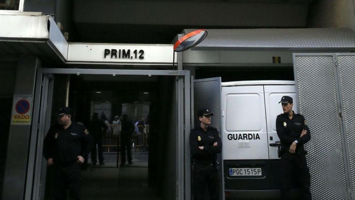 Agentes de la Policía Nacional, en la entrada de la Audiencia Nacional, en Madrid.