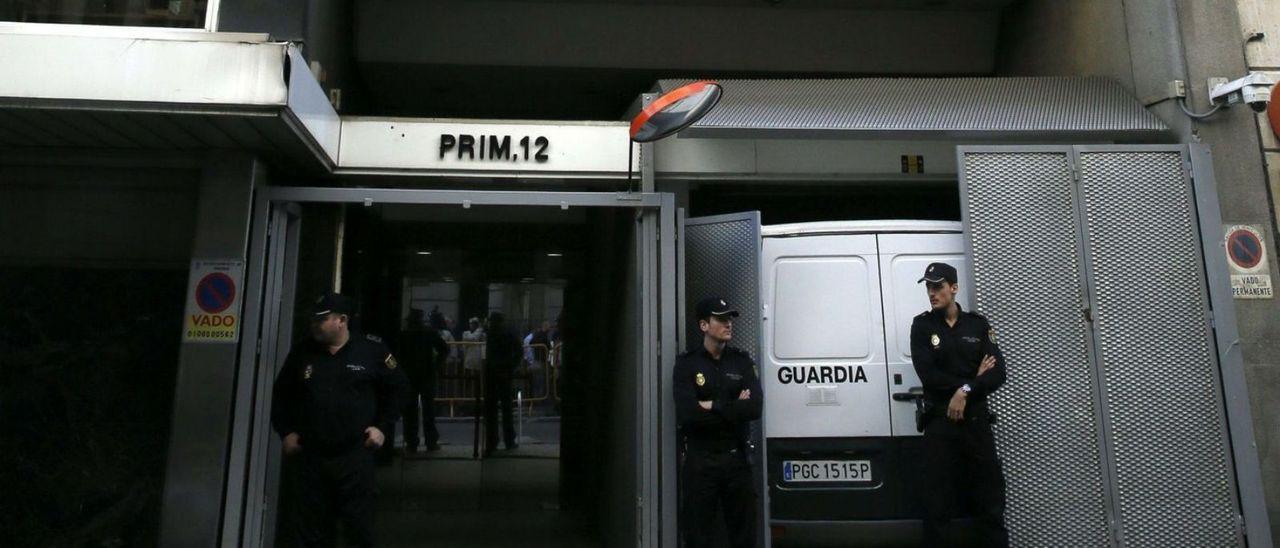 Agentes de la Policía Nacional, en la entrada de la Audiencia Nacional, en Madrid.