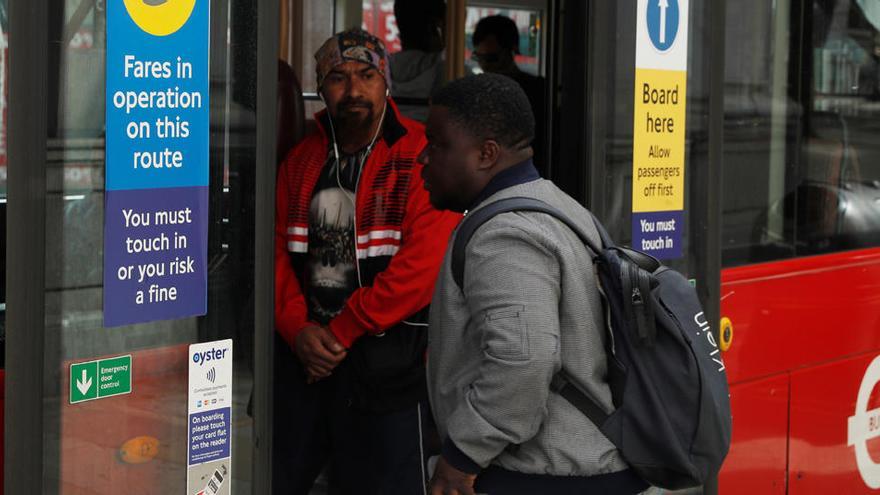 Un hombre sube a un autobús en Londres.