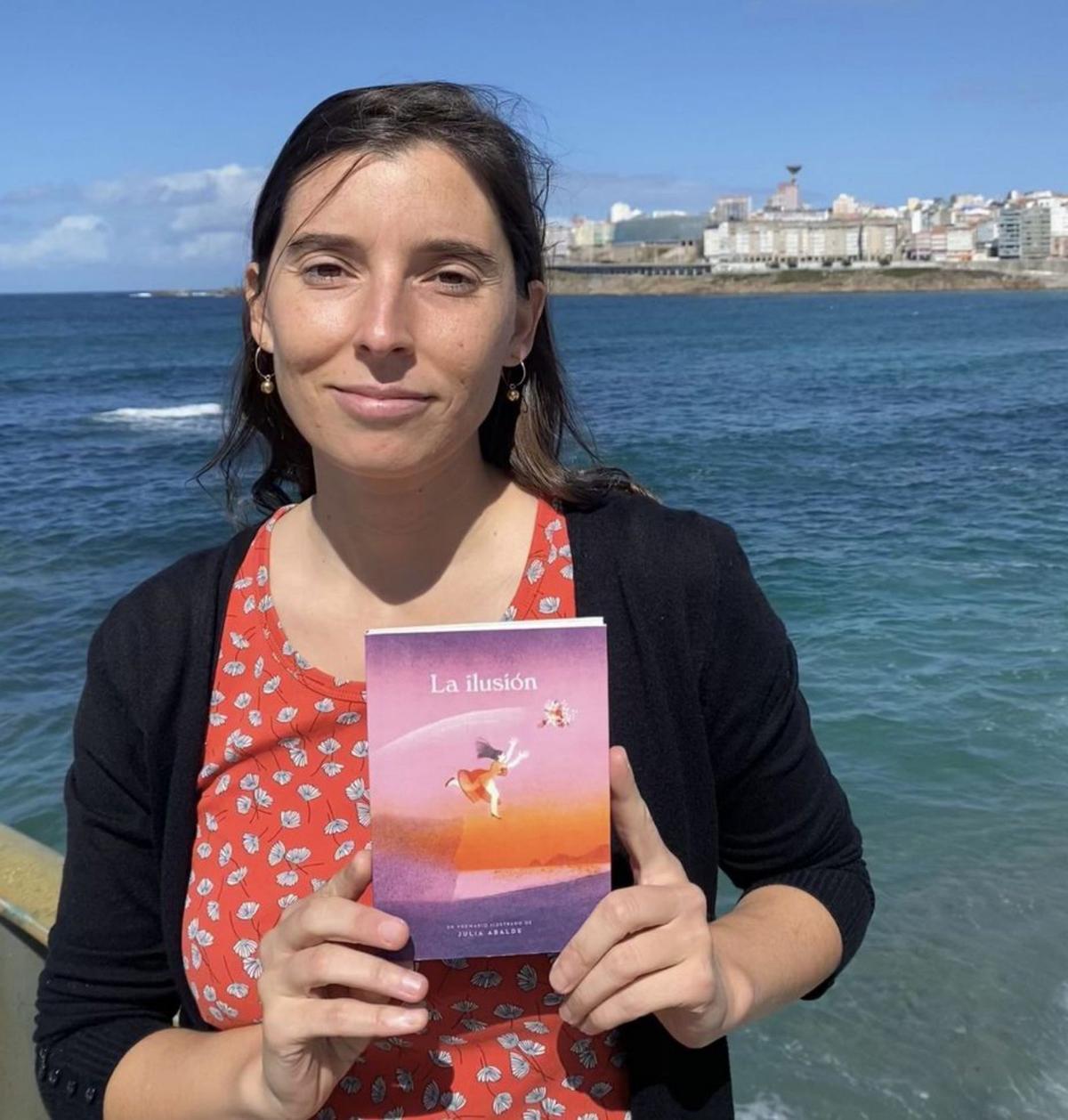 La autora Julia Abalde muestra su obra «La ilusión». |  J. A.