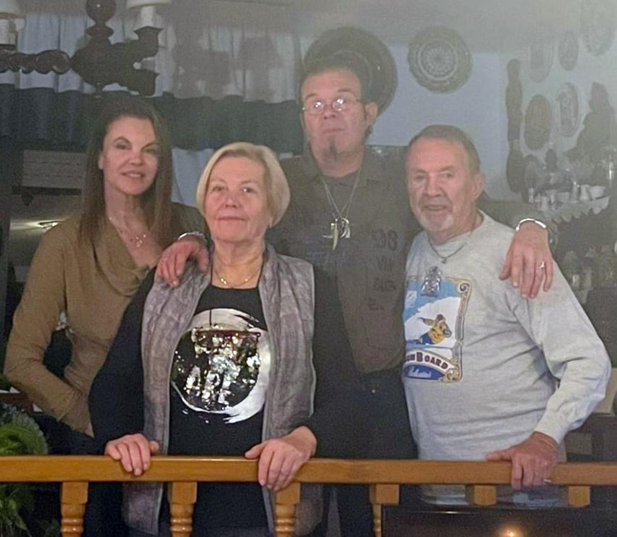 Maribel Pozo, acompañado por su marido Benjamín Fernández y por sus hijos, Bibi e Isaac.