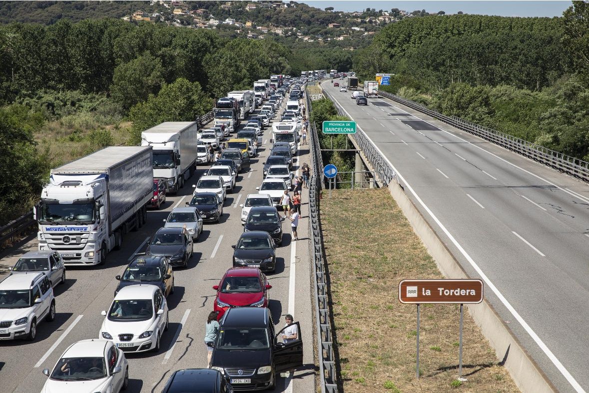 L'AP-7 acumula fins a 14 quilòmetres a Maçanet per un accident