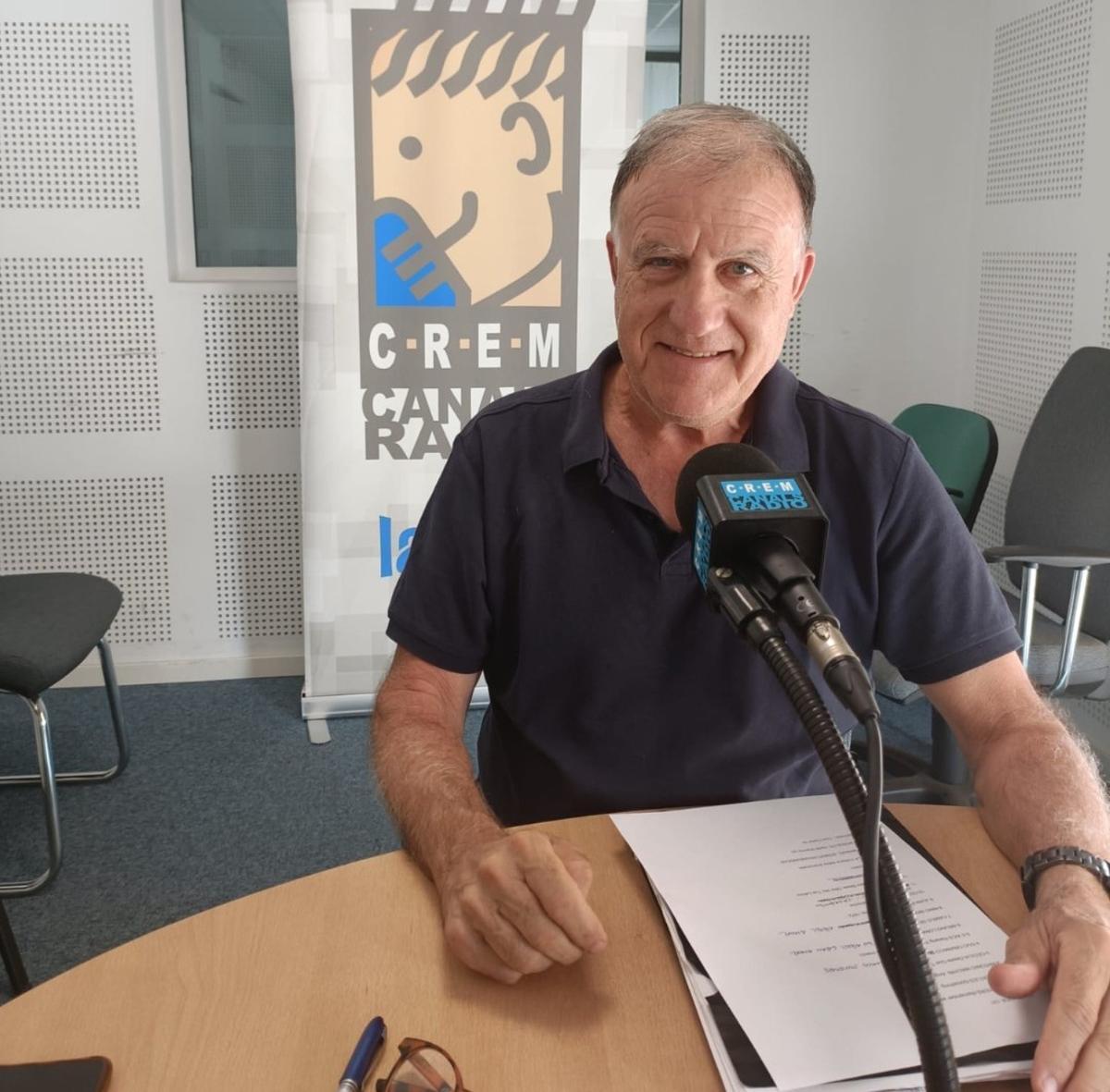 Manolo Valera en los estudios de Canals Ràdio.
