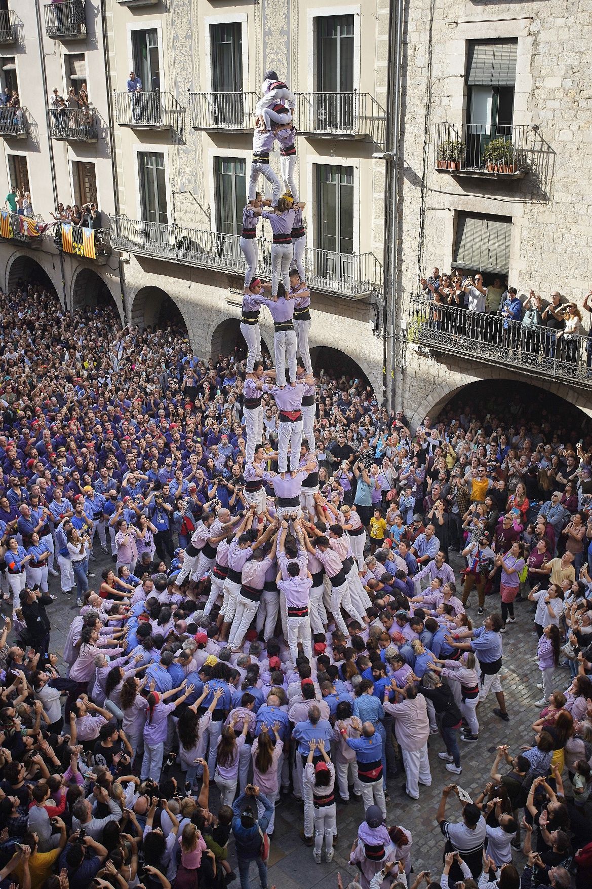 La plaça del Vi s'omple per gaudir dels castells en un matí assolellat