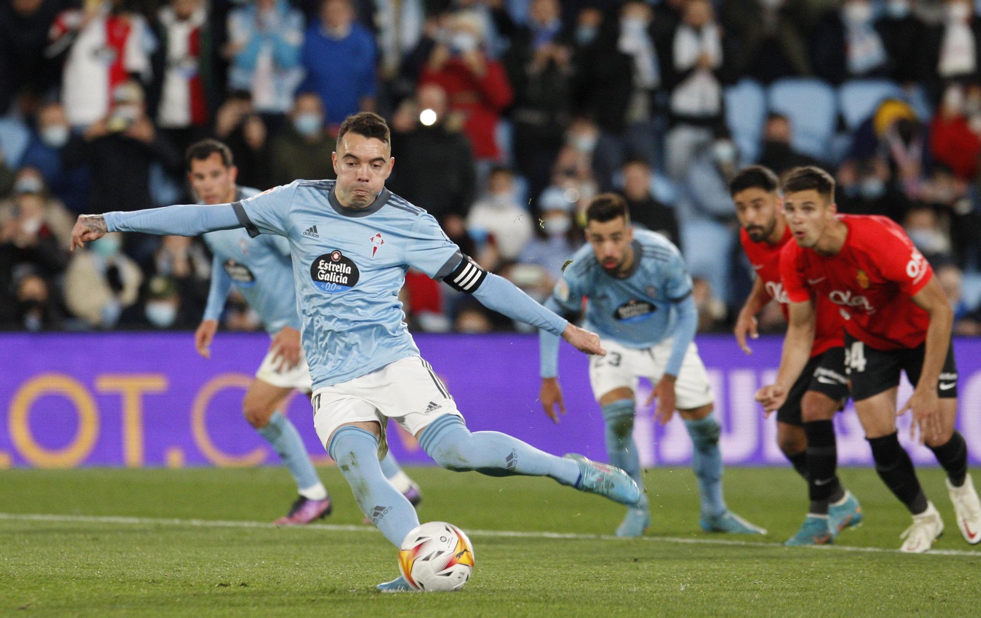 Aspas ejecuta el penalti de la victoria sobre el Mallorca.