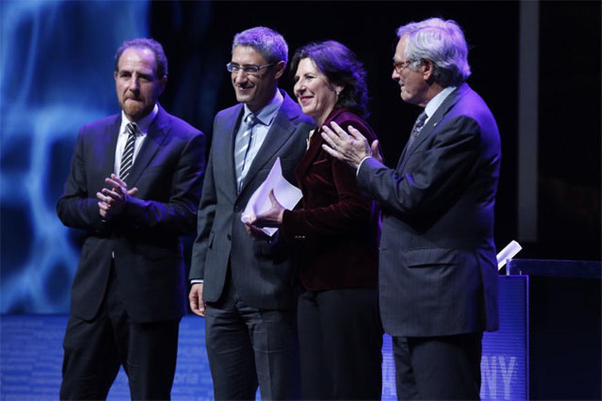 Enric Hernández (esquerra), director d’EL PERIÓDICO, i Xavier Trias (dreta), alcalde  de Barcelona, aplaudeixen Helena Herrera i Ramón Pastor, de Hewlett Packard Ibérica.