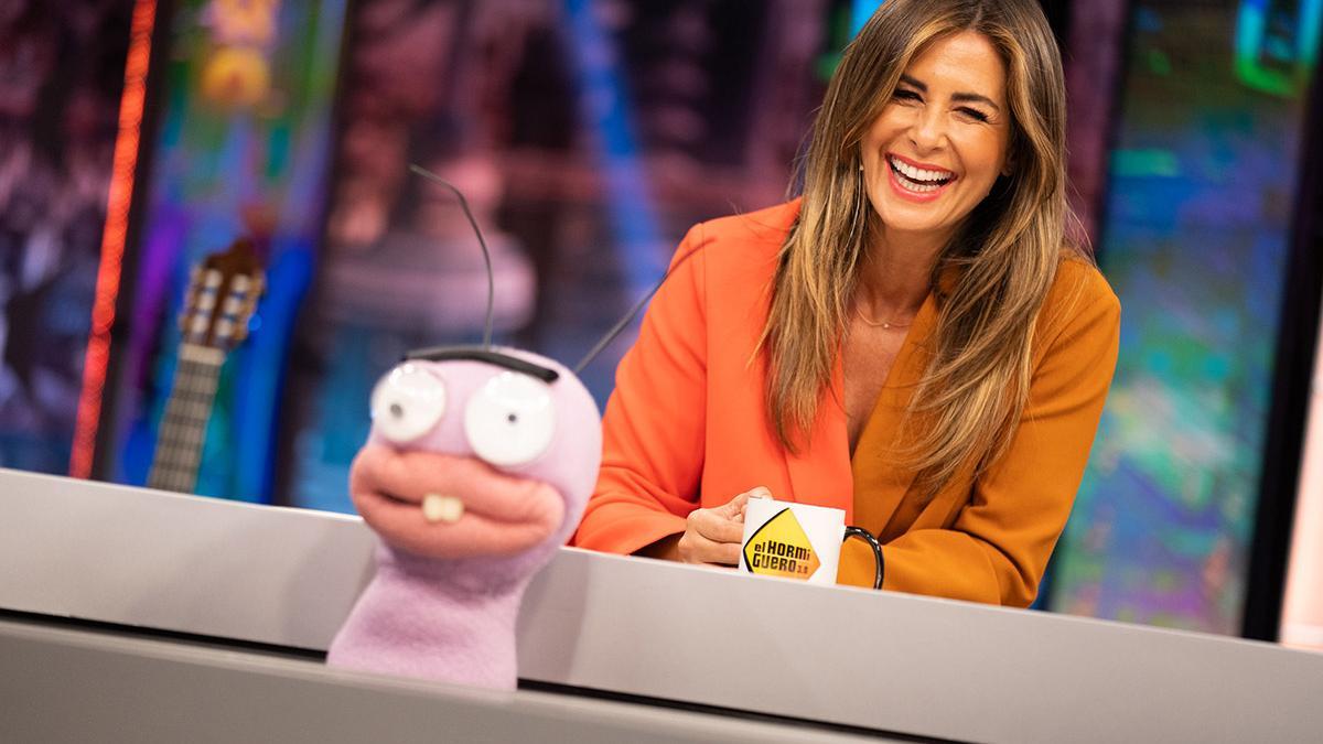 Nuria Roca con la blazer bicolor de French Connection en 'El Hormiguero'