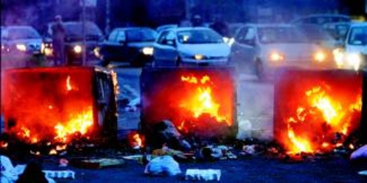 Contenidors d’escombraries cremen sense control als carrers pròxims al dipòsit de Chiaiano, als voltants de Nàpols, diumenge.