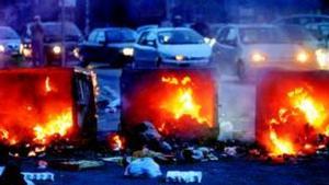 Contenidors d’escombraries cremen sense control als carrers pròxims al dipòsit de Chiaiano, als voltants de Nàpols, diumenge.