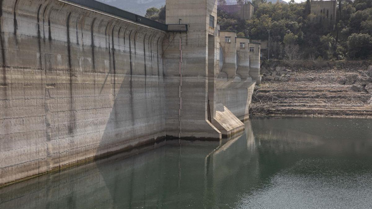 El embalse de Darnius Boadella y el río Muga bajo los efectos de la sequía.