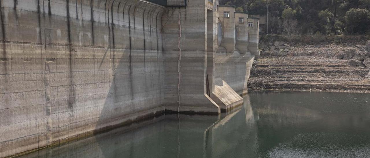 El embalse de Darnius Boadella y el río Muga bajo los efectos de la sequía.