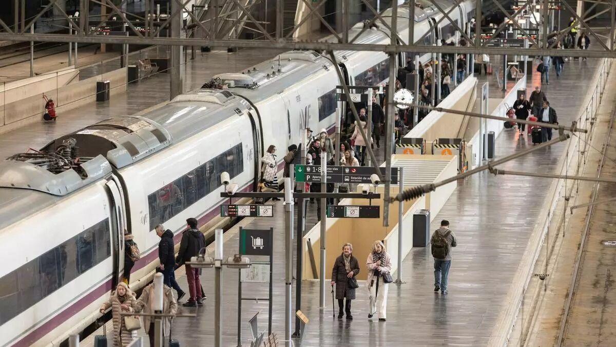 Pasajeros bajan de un tren de alta velocidad en Zaragoza