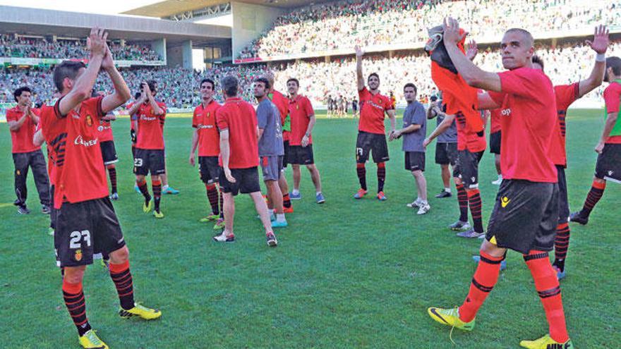 Los jugadores del Mallorca aplauden ayer tras el partido a los trescientos hinchas que se desplazaron a Córdoba.