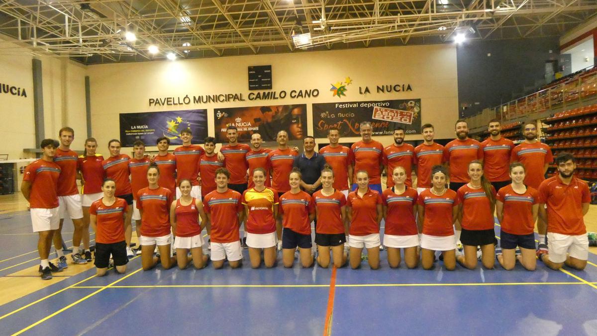 El equipo nacional de bádminton, junto al alcalde de La Nucía