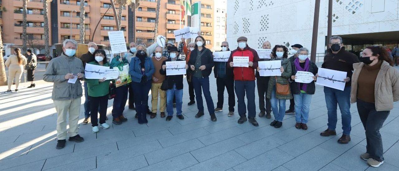 Concentración de miembros de A Desalambrar e integrantes de IU y Podemos a las puertas de la Ciudad de la Justicia cuando se iba a celebrar el juicio. ÓSCAR BARRIONUEVO