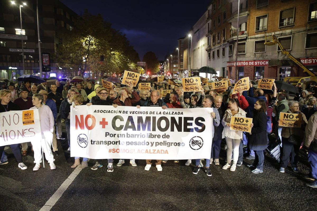 Una de las manifestaciones de los vecinos de La Calzada por el tráfico pesado que soporta la avenida Príncipe de Asturias.