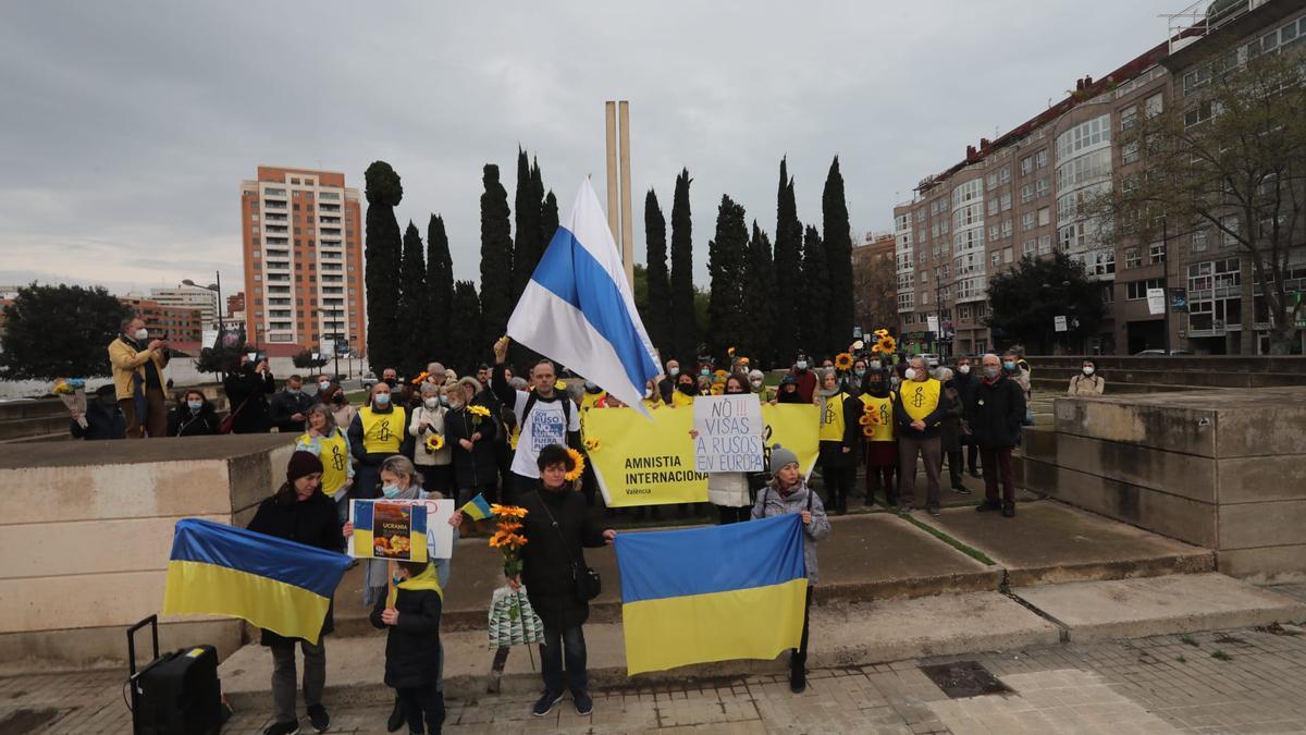 Protesta de ucranianos ante el Consulado Ruso de València