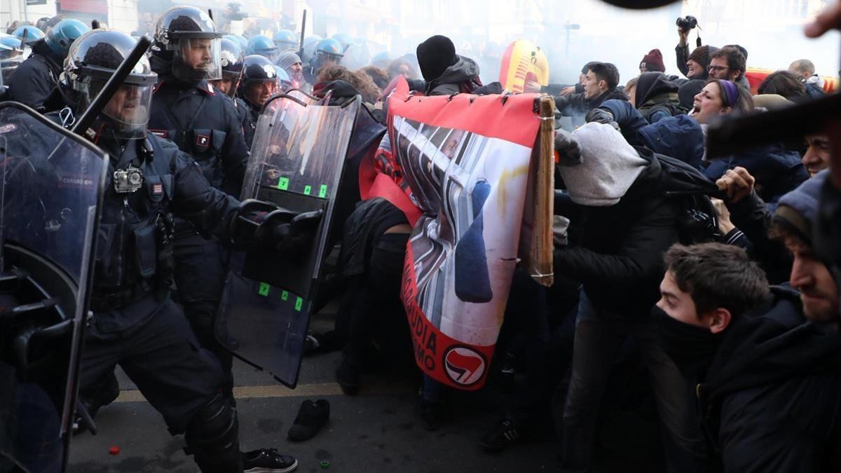 Manifestantes de asociaciones antiracistas y antifascistas chocan con la policía durante una marcha contra el mitin del movimiento ultra Casa Pound, en Milán, el 24 de febrero.