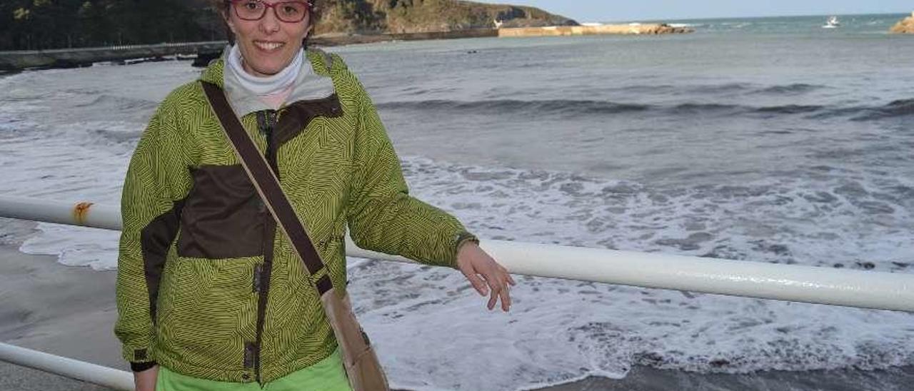 Mar Villanueva posa para LA NUEVA ESPAÑA en la playa Primera de Luarca.