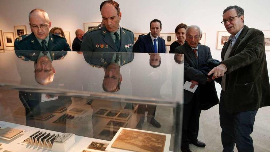 Juaco López guía a las autoridades por la exposición de fotografía sobre el real sitio, ayer, en el Museo Arqueológico. Frente a él, la alcaldesa de Gijón, Carmen Moriyón; el viceconsejero de Presidencia, Guillermo Martínez; el alcalde de Cangas de Onís, José Manuel González Castro, y el abad de Covadonga, Adolfo Mariño.