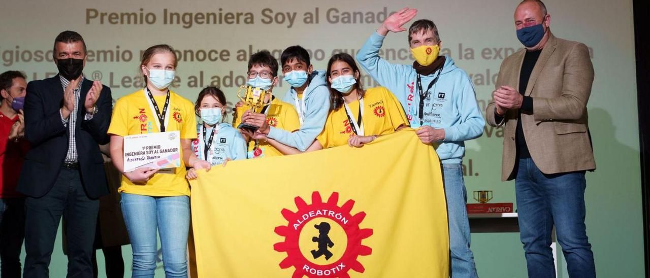 El equipo Aldeatrón Robotix celebra la victoria en la First Lego League Canarias 2022.