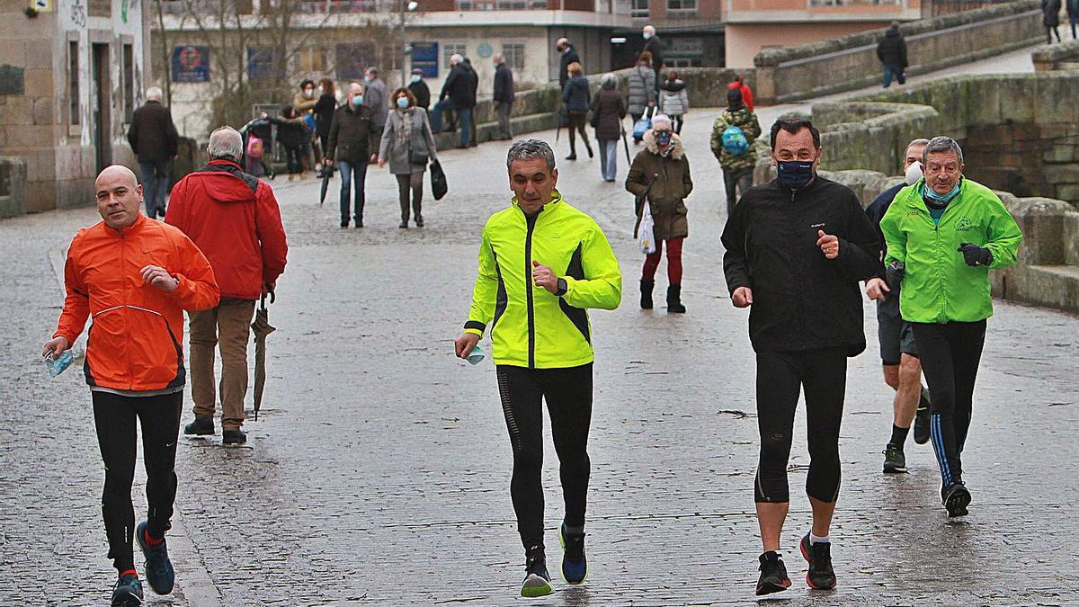 Deportistas corren por Ourense, en uno de los últimos días de ‘running’ sin mascarilla.   | // IÑAKI OSORIO