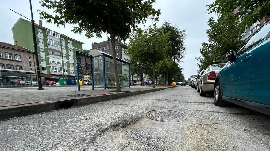 Baches en la calzada, parques infantiles desatendidos y calles a oscuras: Raíces reclama más atención al Ayuntamiento