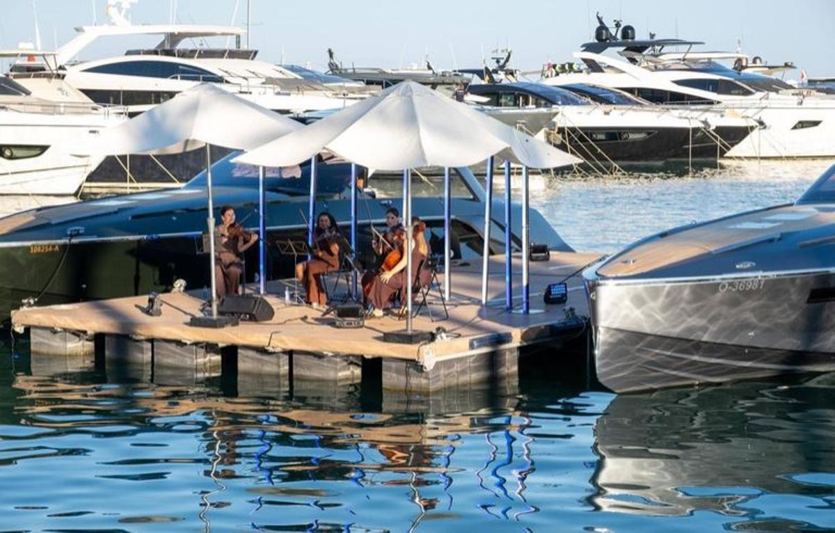 Ein Streicherquartett spielte vom Wasser aus