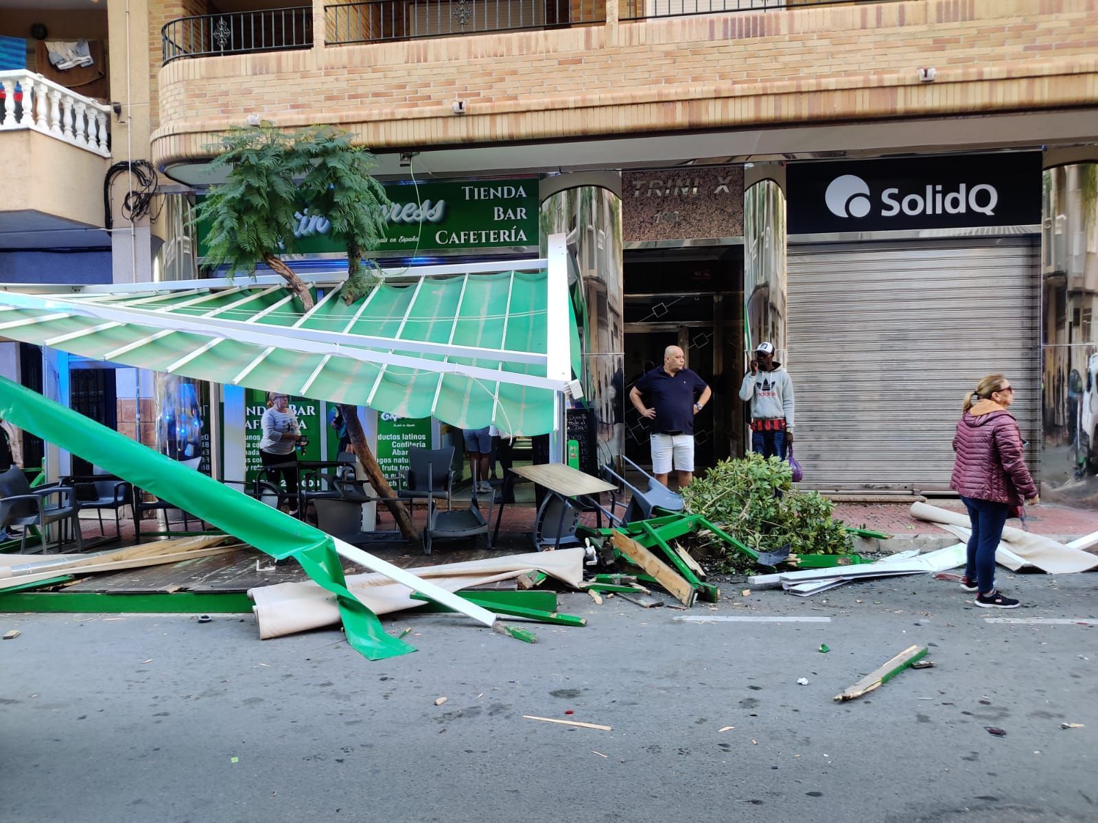 Tres heridos leves, siete coches con daños y una terraza destrozada en un aparatoso accidente en la calle Caballero de Rodas, en el centro de Torrevieja