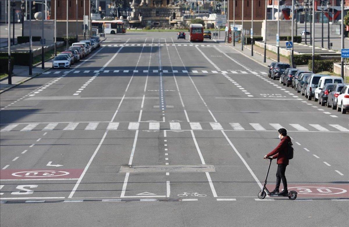 La avenida de Maria Cristina de Barcelona, desierta.