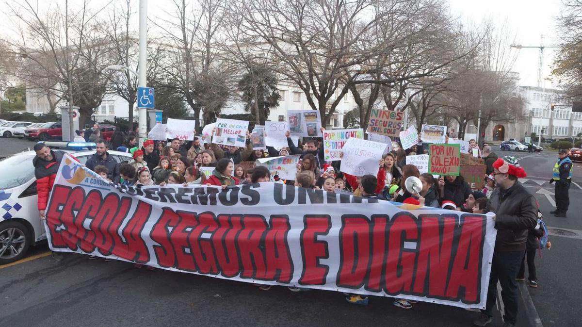 Familias y alumnos del colegio de Prácticas durante la manifestación. | Iago López
