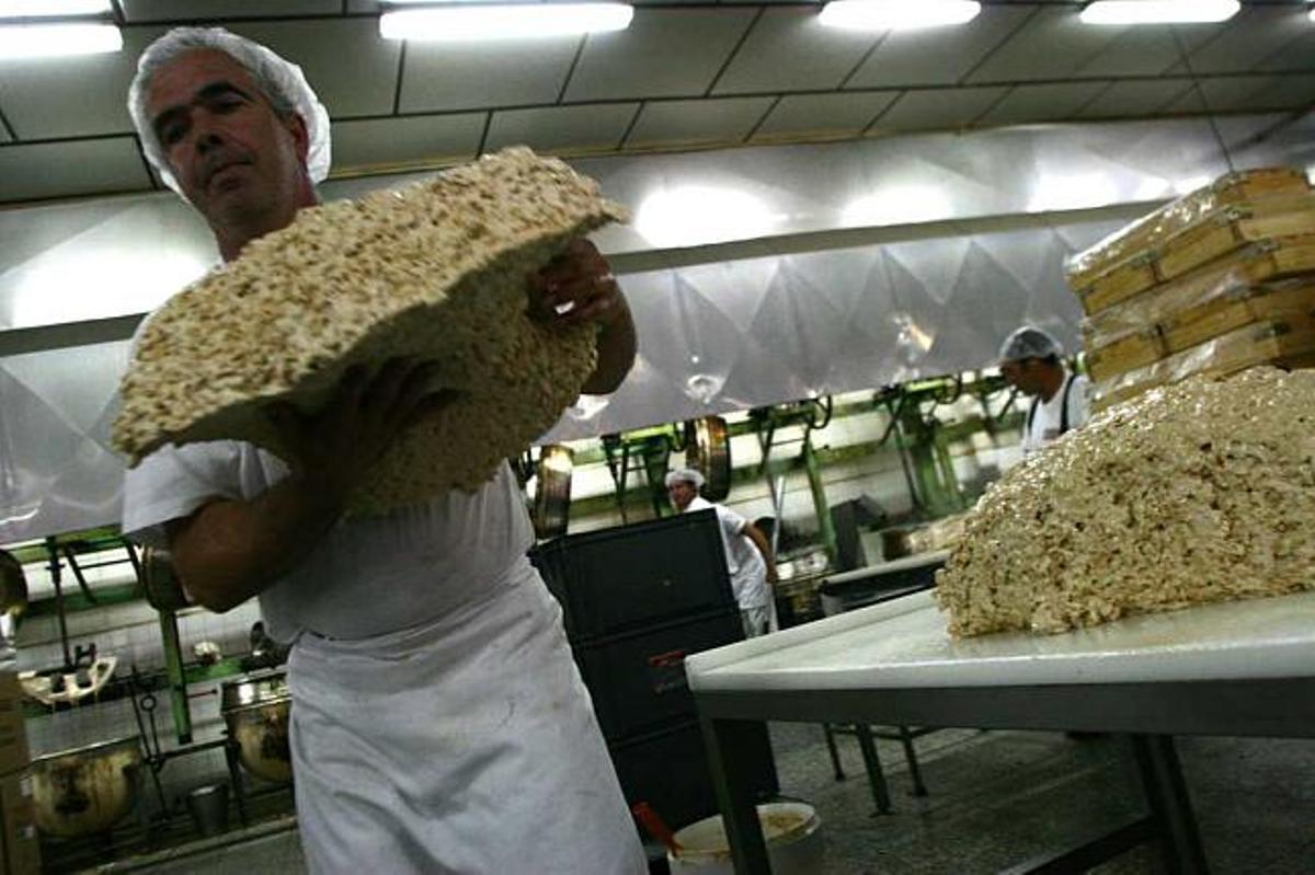 Trabajadores en una fábrica de turrón de Xixona
