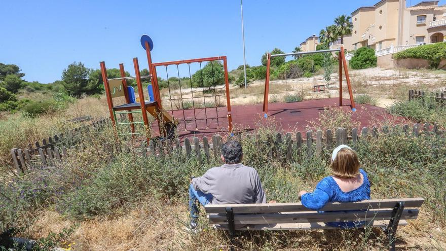 La mitad de las zonas verdes que hay en Orihuela Costa se quedan sin mantenimiento