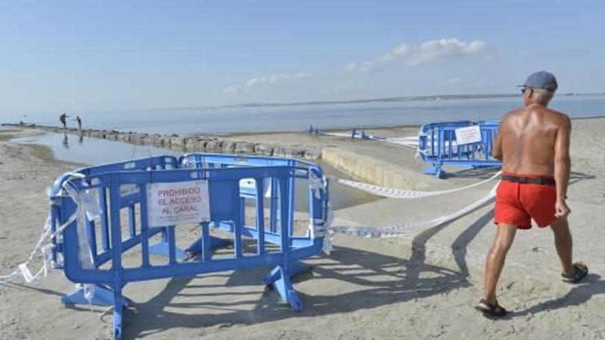 Santa Pola cierra al baño una zona de Playa Lisa por los vertidos del canal