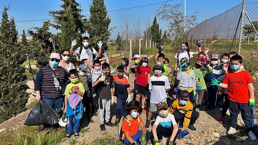 Los alumnos del colegio Azorín hicieron una recogida de residuos en la rambla de Peñas Blancas.