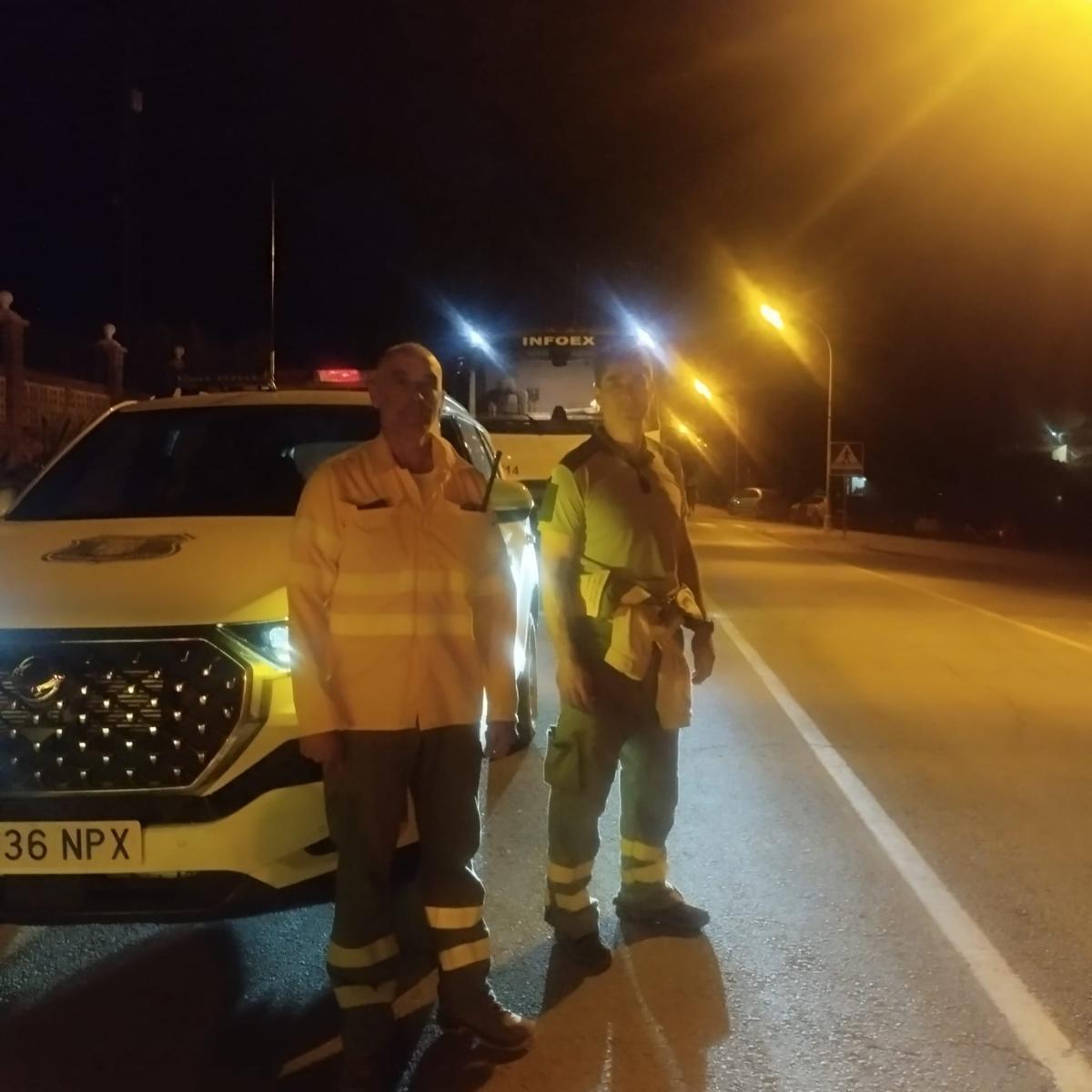 Efectivos del Infoex en la zona del incendio de Niebla.