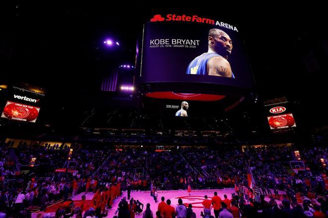 Vista del minuto de silencio en homenaje en el State Farm Arena en homenaje a Kobe Bryant antes del partido entre los Atlanta Hawks y los Washington Wizards en Atlanta, Georgia.