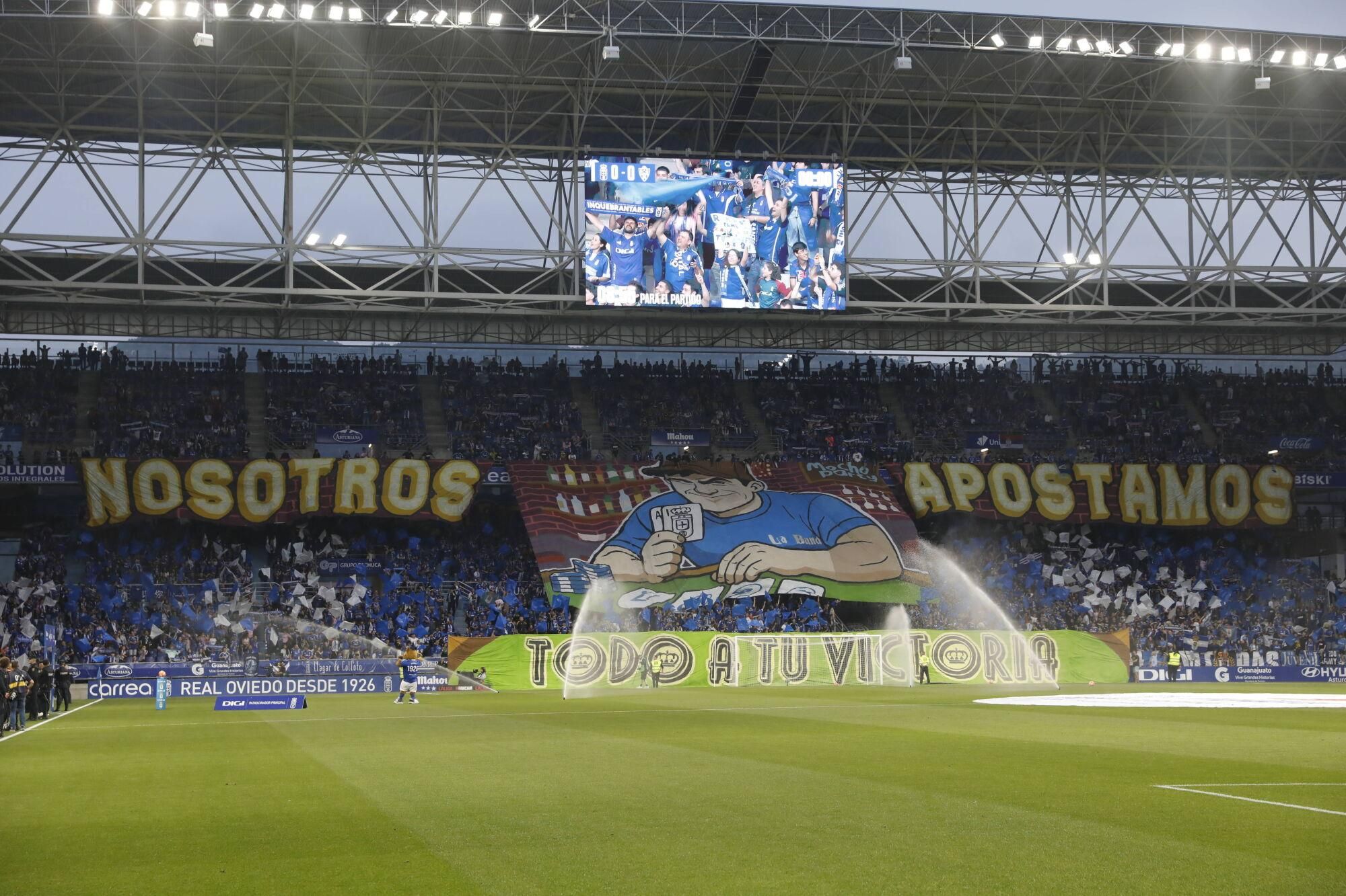 EN IMÁGENES: Ambientazo en la vuelta del play off entre Oviedo y Almería en el Carlos Tartiere