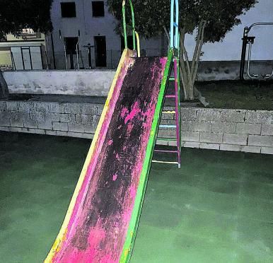 Tobogán de hierro y con pintura desgastada existente en el parque. | Cedida