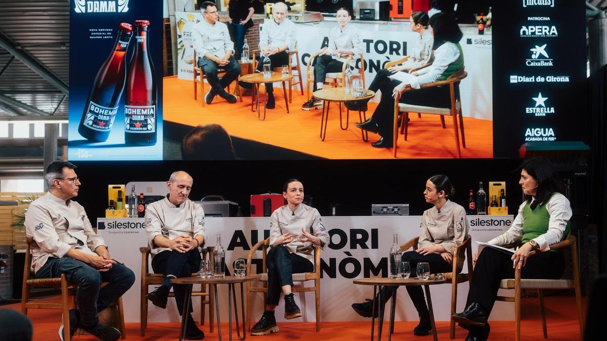 Oriol Castro (Disfrutar), Paco Pérez (Miramar, Enoteca) y las hermanas Martina y Carlota Puigvert (Les Cols), este martes en una mesa redonda moderada por la periodista Mónica Ramírez en el Fòrum Gastronómic Girona.