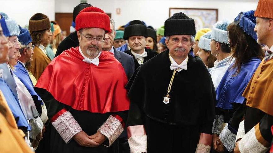 El consejero Fernando Rey, izquierda, en el acto de apertura del curso académico de la Universidad de León.